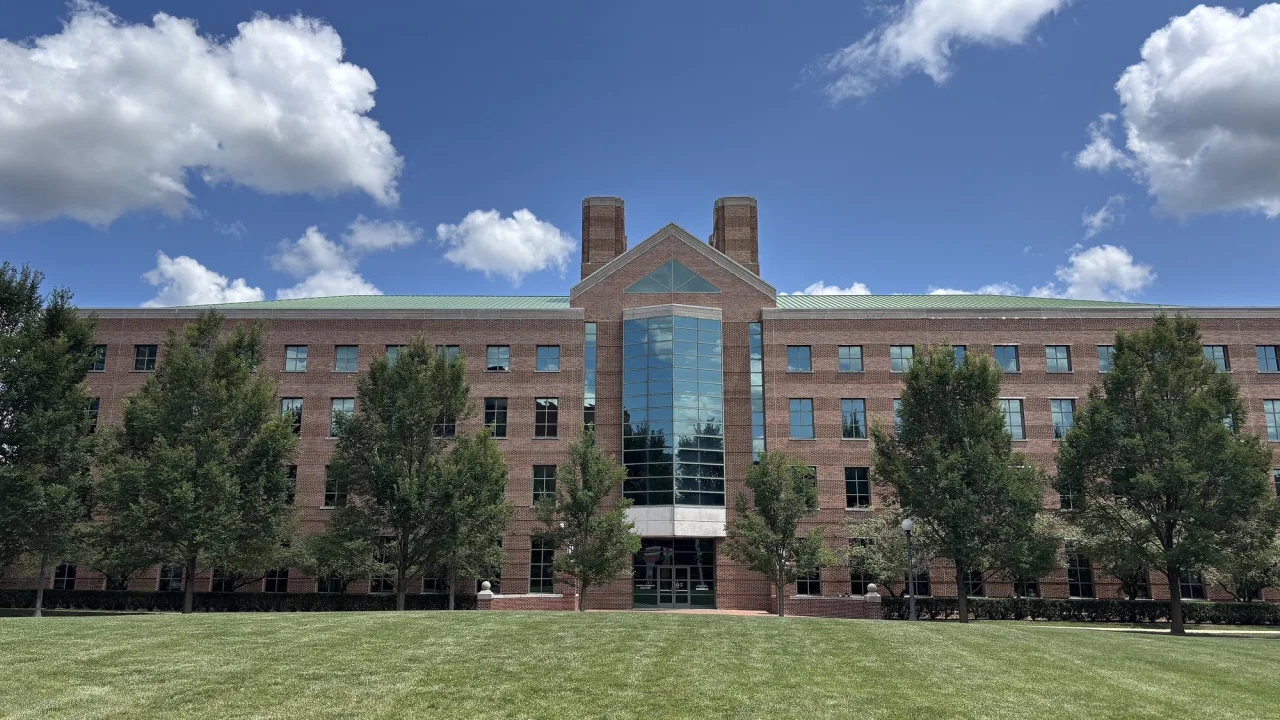 Tòa nhà gạch đỏ trong khuôn viên một trường đại học ở tiểu bang Illinois